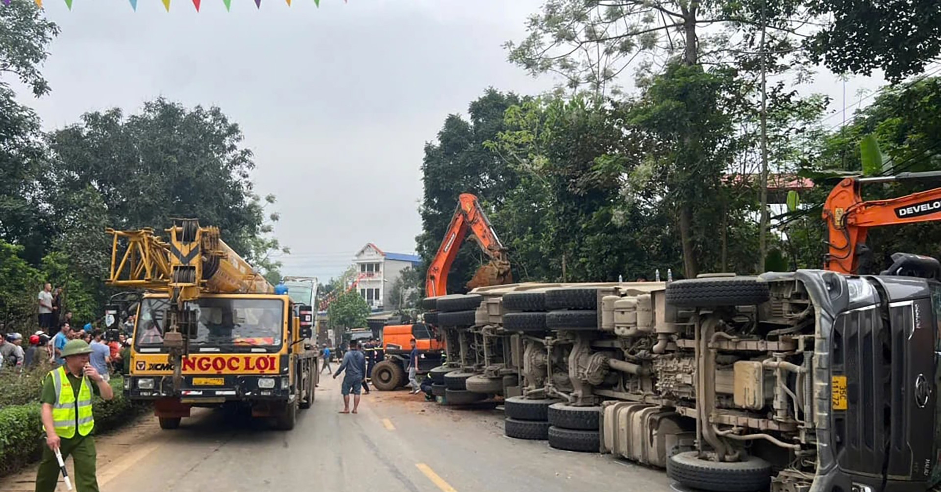 Vụ xe đầu kéo đè ô tô và xe máy khiến 2 người tử vong: Khởi tố tài xế Trần Văn Khoa