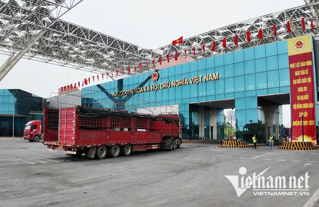 W-Cầu Bắc Luân II, Cửa khẩu Móng Cái (Quảng Ninh) dần nhộn nhịp cuối tuần.jpg