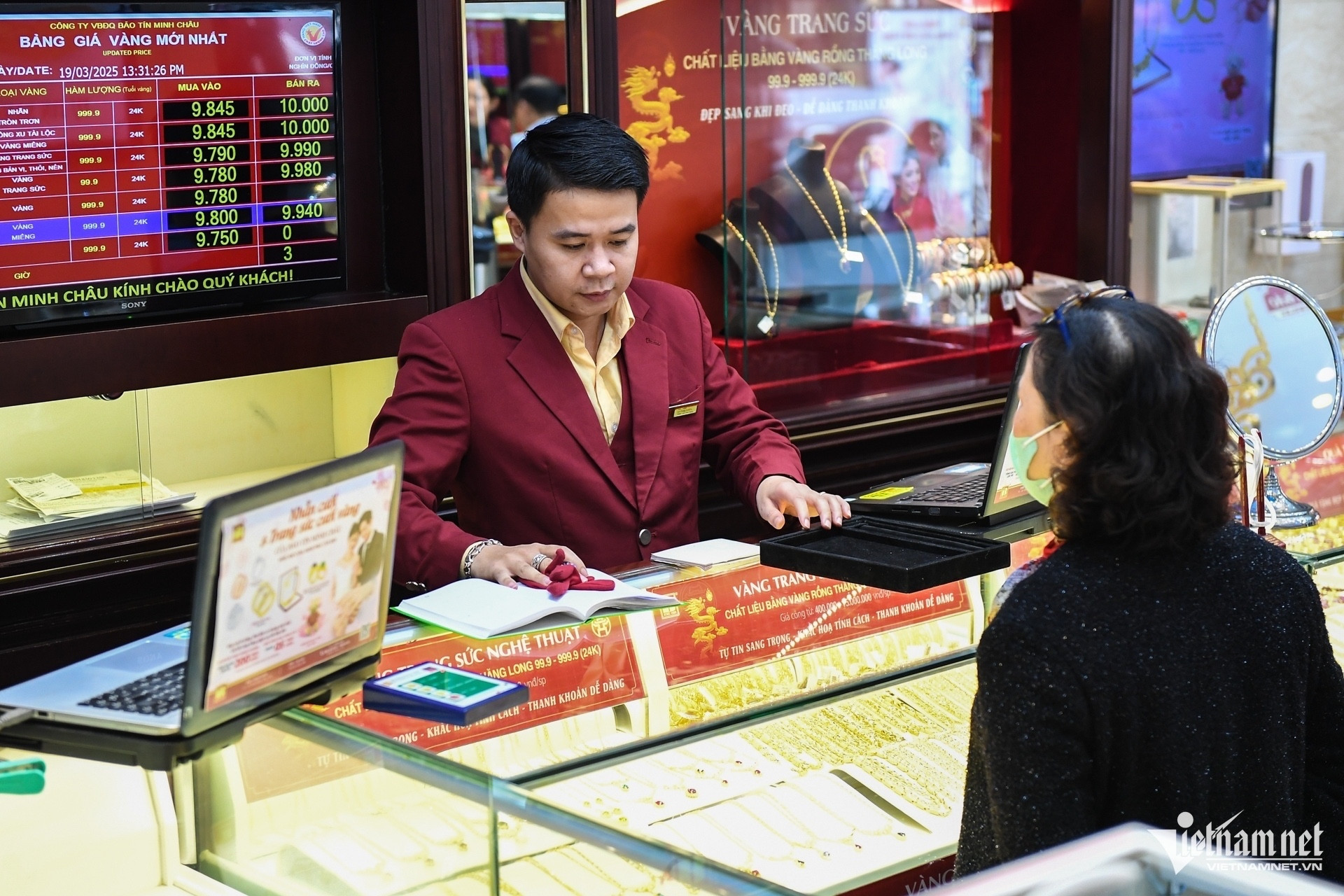 Giá vàng hôm nay 4/4/2026: Thử thách mốc kháng cự, SJC và nhẫn trơn vẫn neo cao 1 W-gia vang mua ban vang 6.jpg