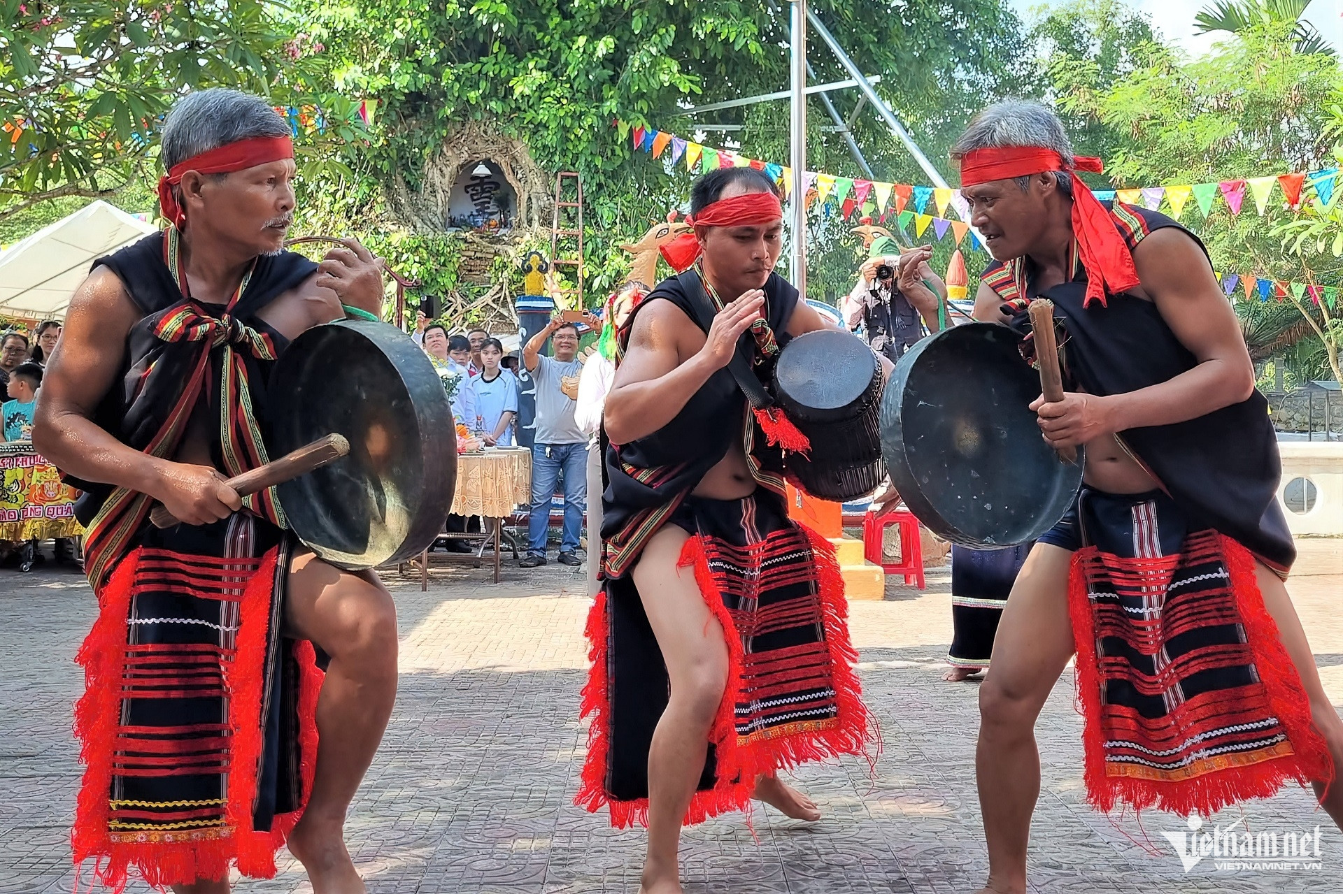 W-z7676735921235_7d509343d1c5b837a11de2537d73ff9a lines scale 2_00x gigapixel.jpg