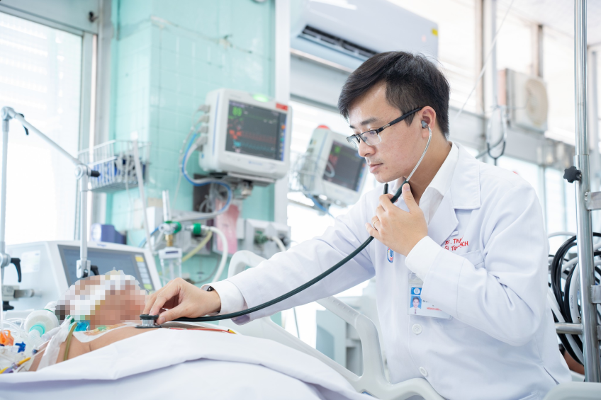 000 bac sĩ cap cuu.png