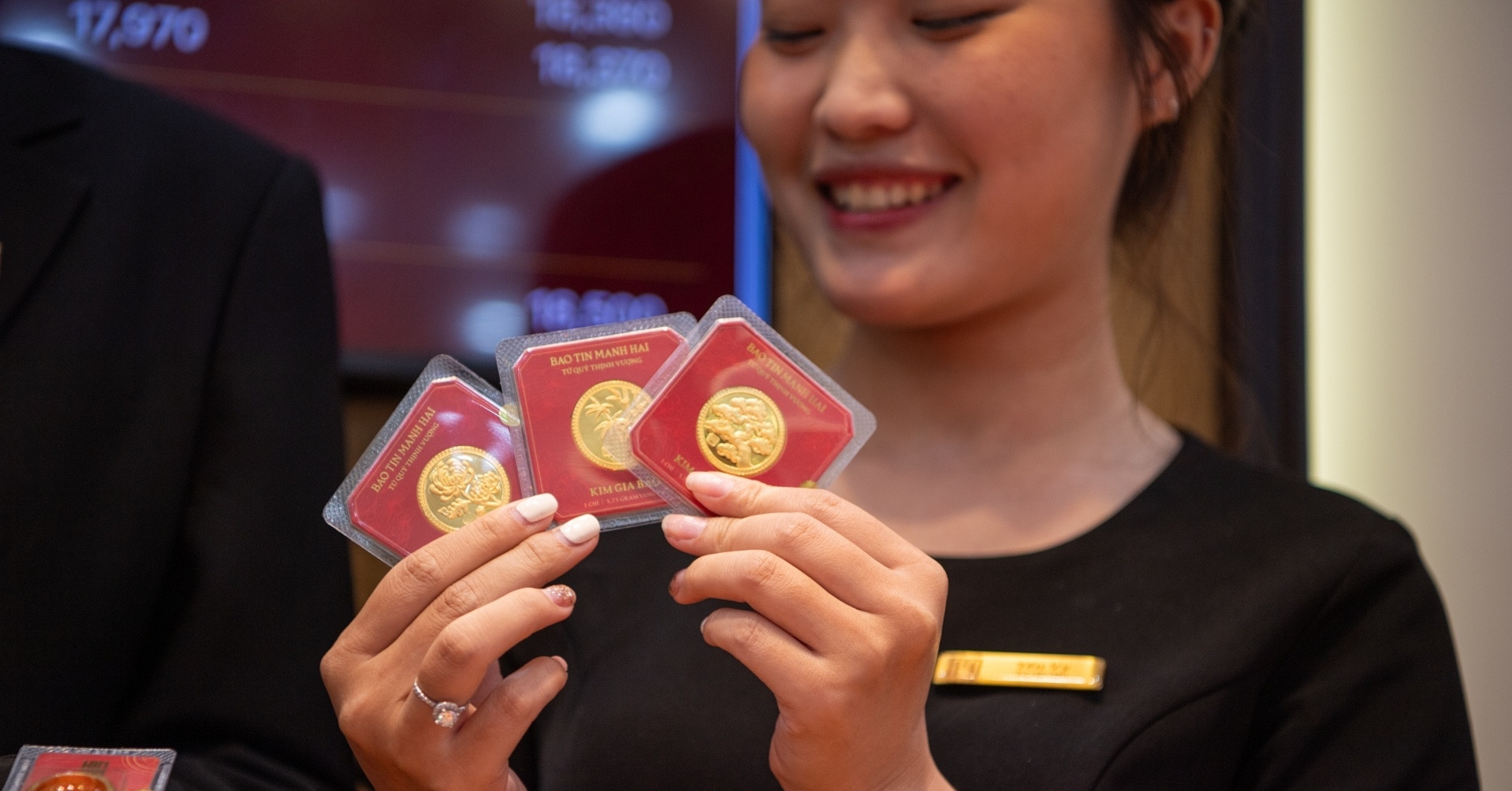 Giá vàng hôm nay 1/5/2026: Thế giới tăng "bốc đầu", SJC giảm 12 triệu một tháng