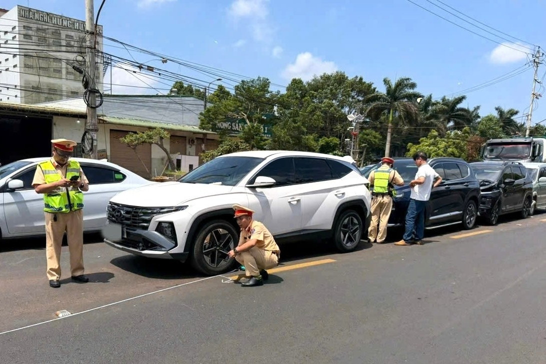 3 vụ tai nạn liên hoàn xảy ra trong 10 phút, 12 ô tô bị hư hỏng