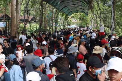 TPHCM: Biển người chen chân tránh nóng ở Thảo Cầm Viên dịp lễ 30/4