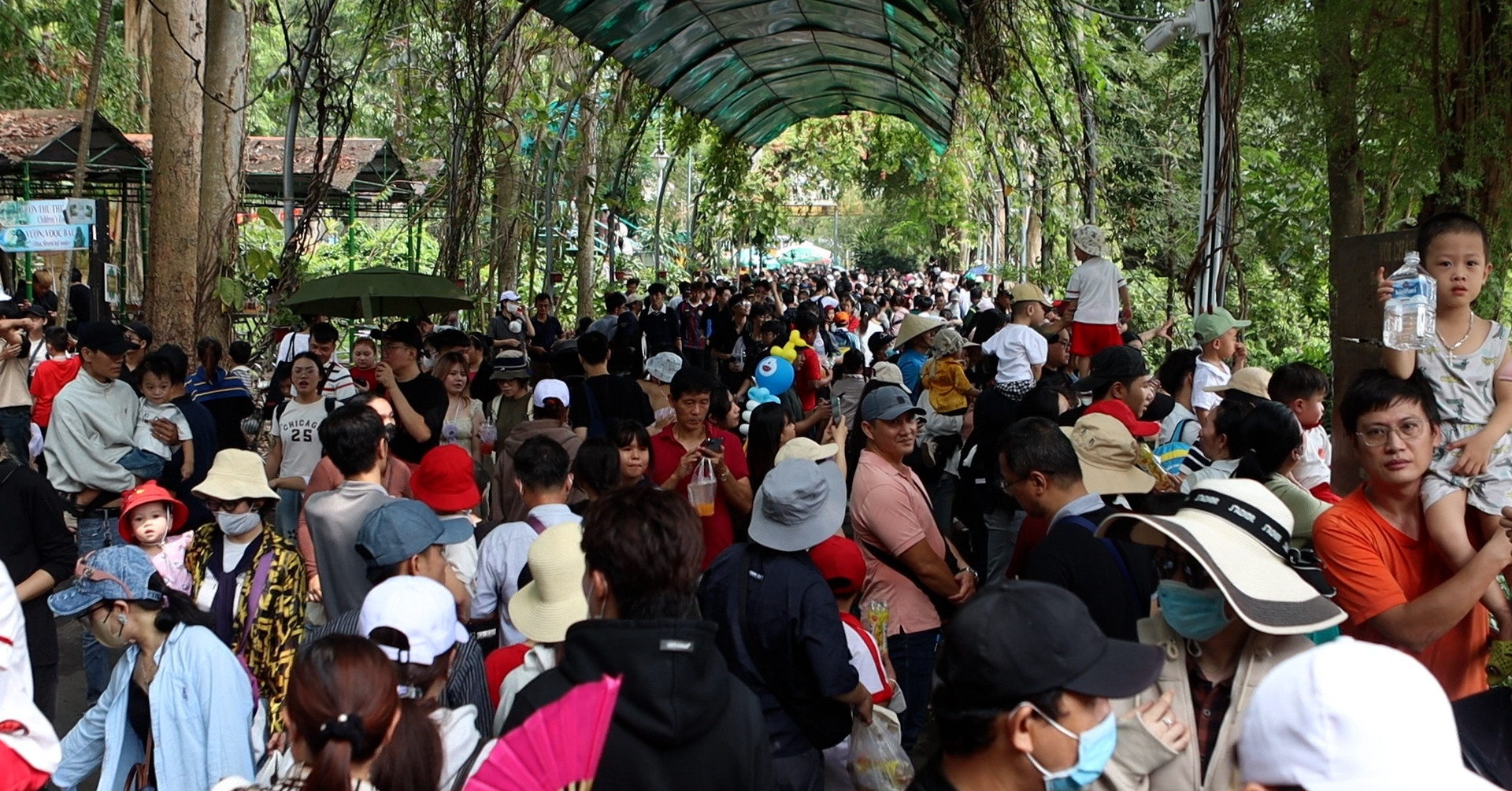 TPHCM: Biển người chen chân tránh nóng ở Thảo Cầm Viên dịp lễ 30/4