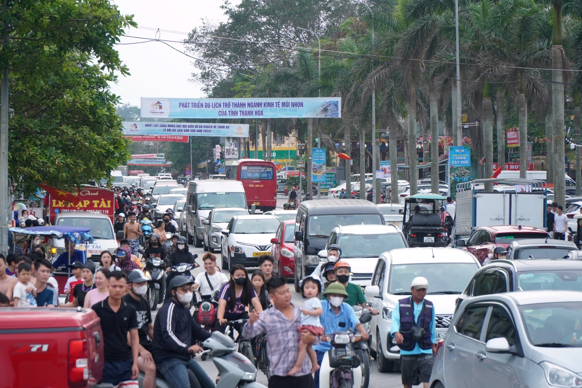 Ô tô nối dài, biển người đổ về Sầm Sơn ngày đầu nghỉ lễ 30/4