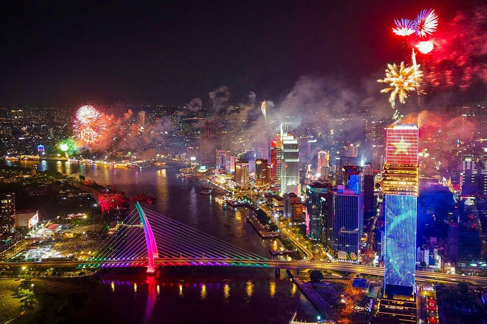 Bầu trời TPHCM rực rỡ pháo hoa đêm 30/4