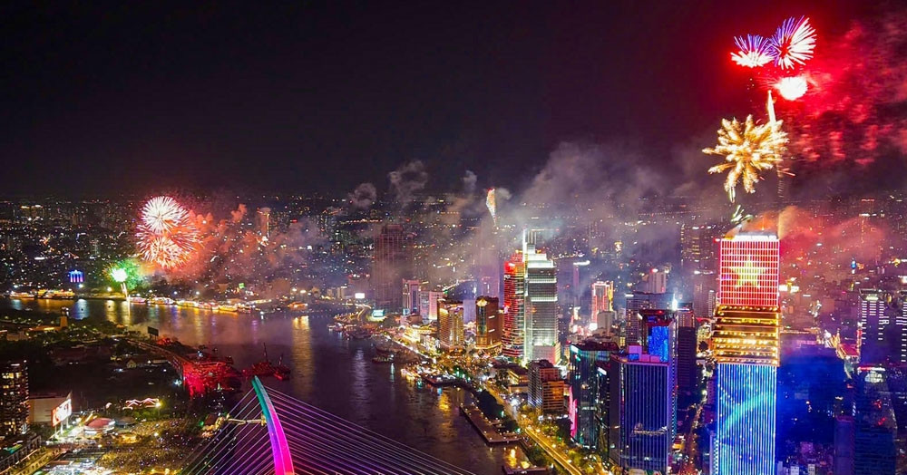 Bầu trời TPHCM rực rỡ pháo hoa đêm 30/4