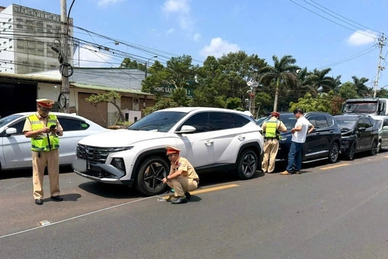 Bản tin chiều 30/4: 3 vụ tai nạn liên hoàn trong 10 phút, 12 ô tô bị hư hỏng