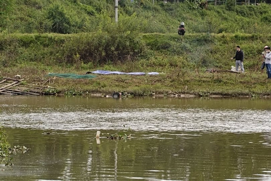 Bản tin trưa 30/4: Phát hiện thi thể nam giới nổi trên sông Tích