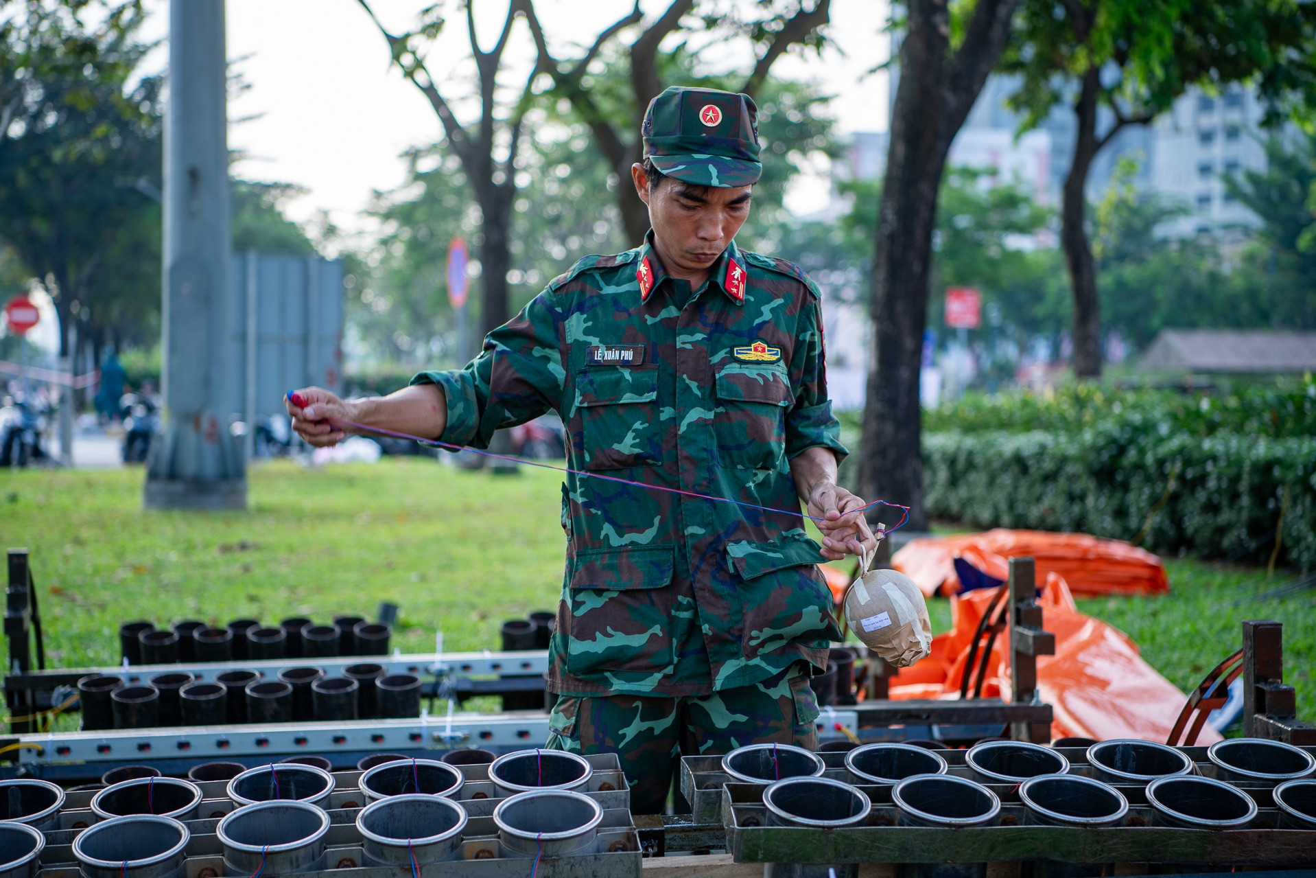Cận cảnh trận địa pháo hoa trước giờ bừng sáng đêm 30/4 tại TPHCM