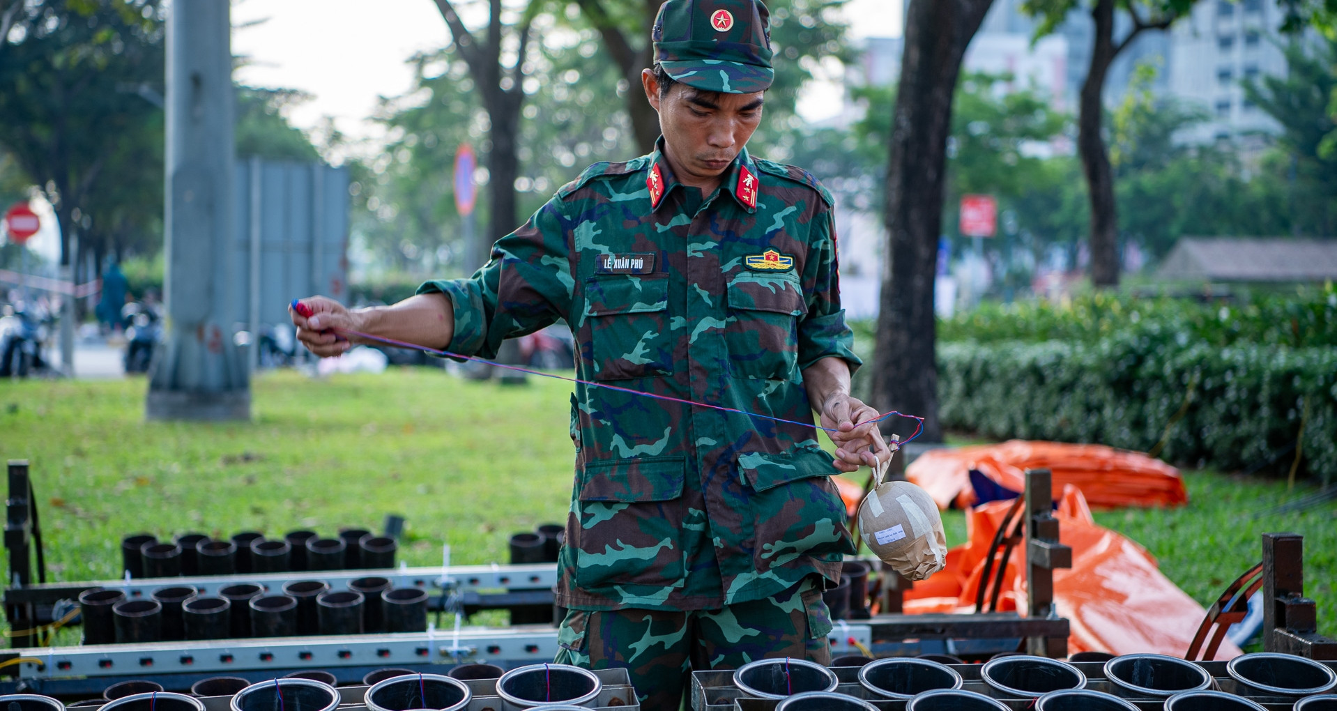 Cận cảnh trận địa pháo hoa trước giờ bừng sáng đêm 30/4 tại TPHCM