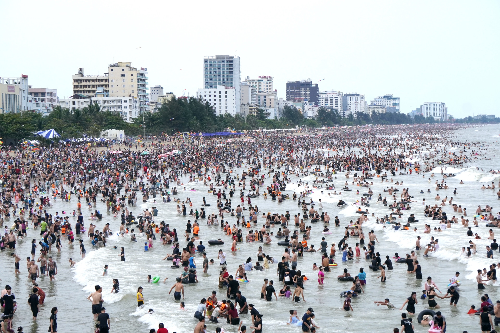 a1Xe ô tô nối đuôi nhau xuống.JPG.jpg