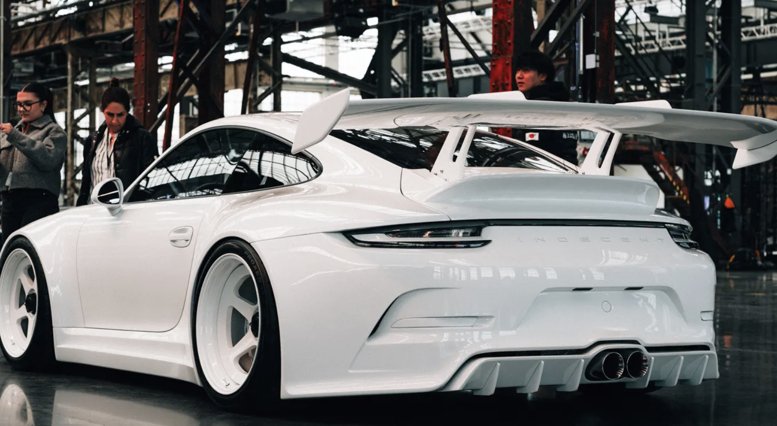 Hãng độ vô danh vượt mặt Porsche với bản hồi sinh 911 táo bạo Ảnh màn hình 2026 04 30 lúc 14.00.31.png