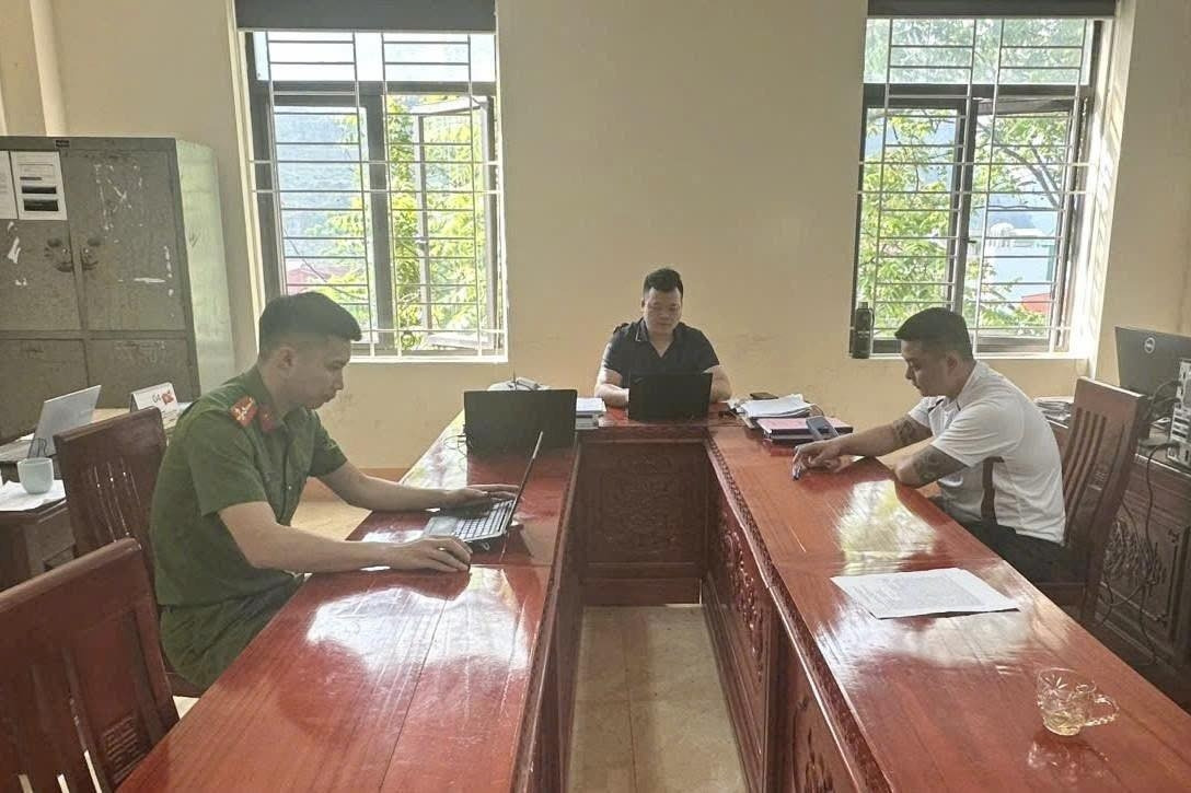 Bênh vợ, người đàn ông ném đá vào mặt người xúc phạm trên mạng