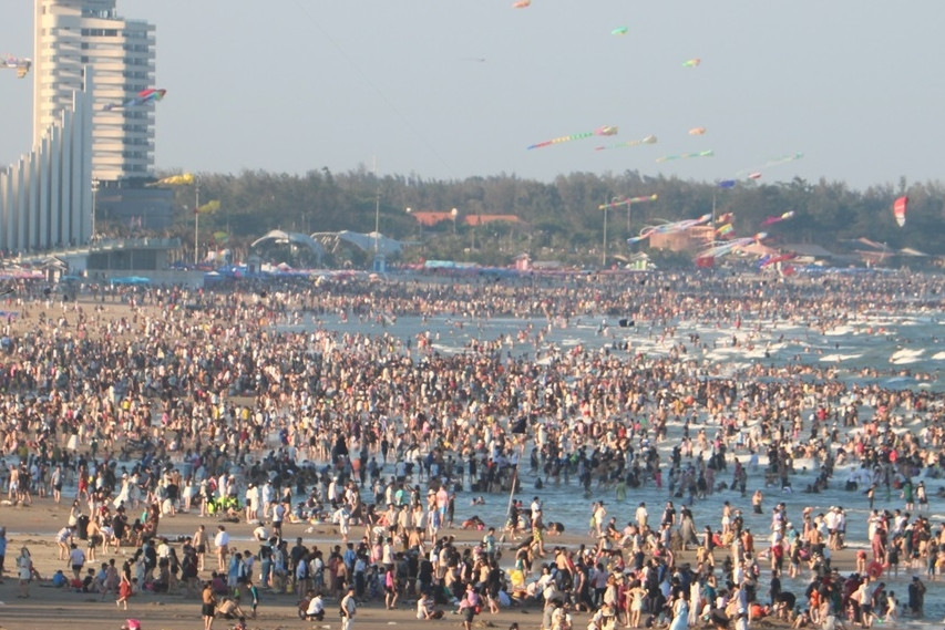 Biển Đà Nẵng, Vũng Tàu, Nha Trang chật cứng người, xe nhích từng mét trên đường