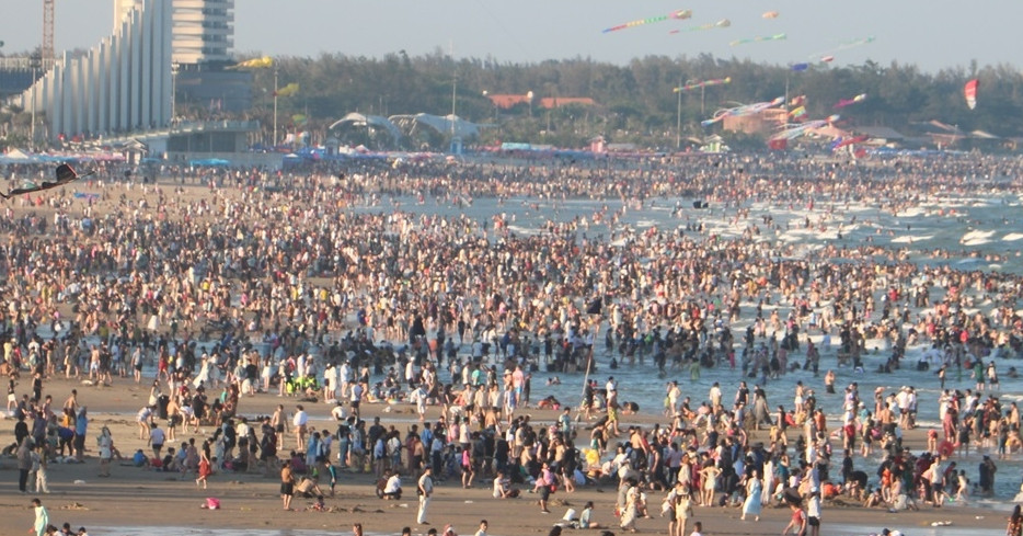 Biển Đà Nẵng, Vũng Tàu, Nha Trang chật cứng người, xe nhích từng mét trên đường