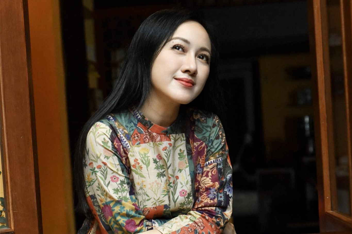 BTV Hoài Anh VTV đẹp thanh lịch, hoa hậu Ngọc Hân viên mãn bên chồng công chức