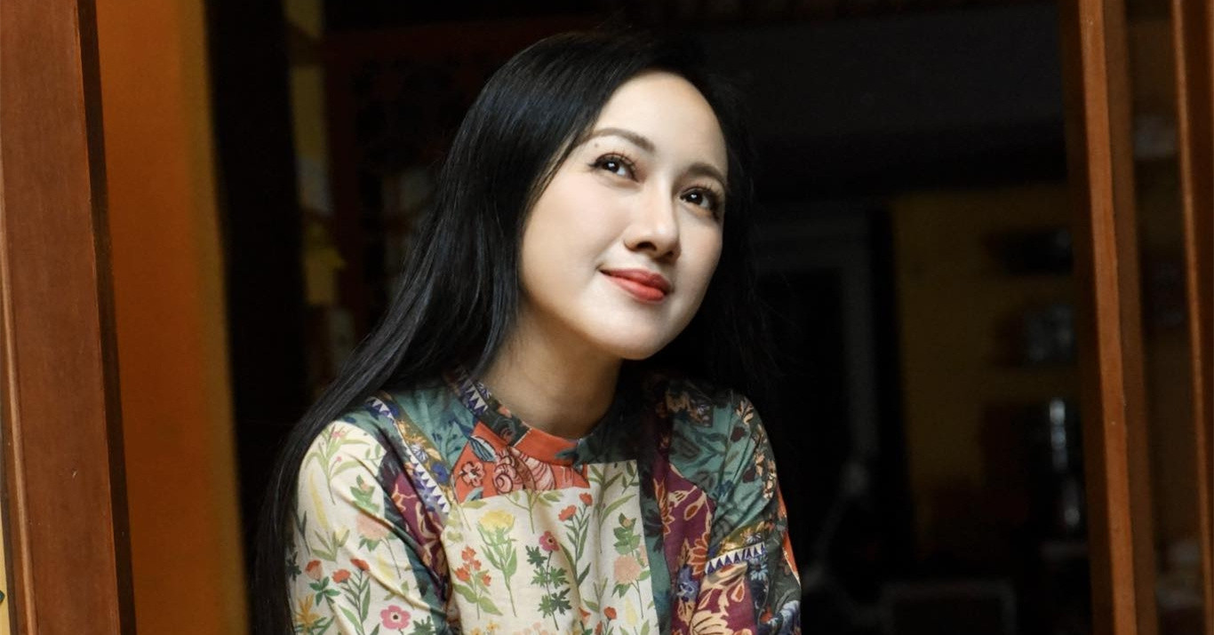 BTV Hoài Anh VTV đẹp thanh lịch, hoa hậu Ngọc Hân viên mãn bên chồng công chức