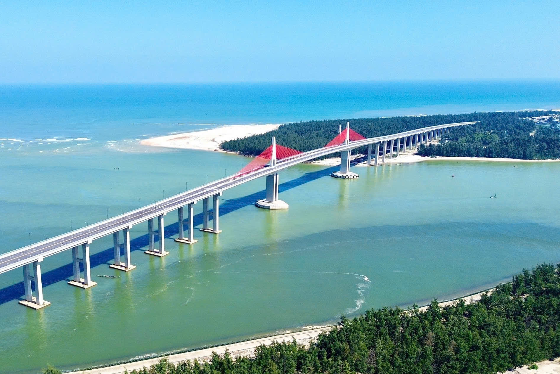 Cầu vượt cửa biển dài nhất miền Trung chính thức thông xe