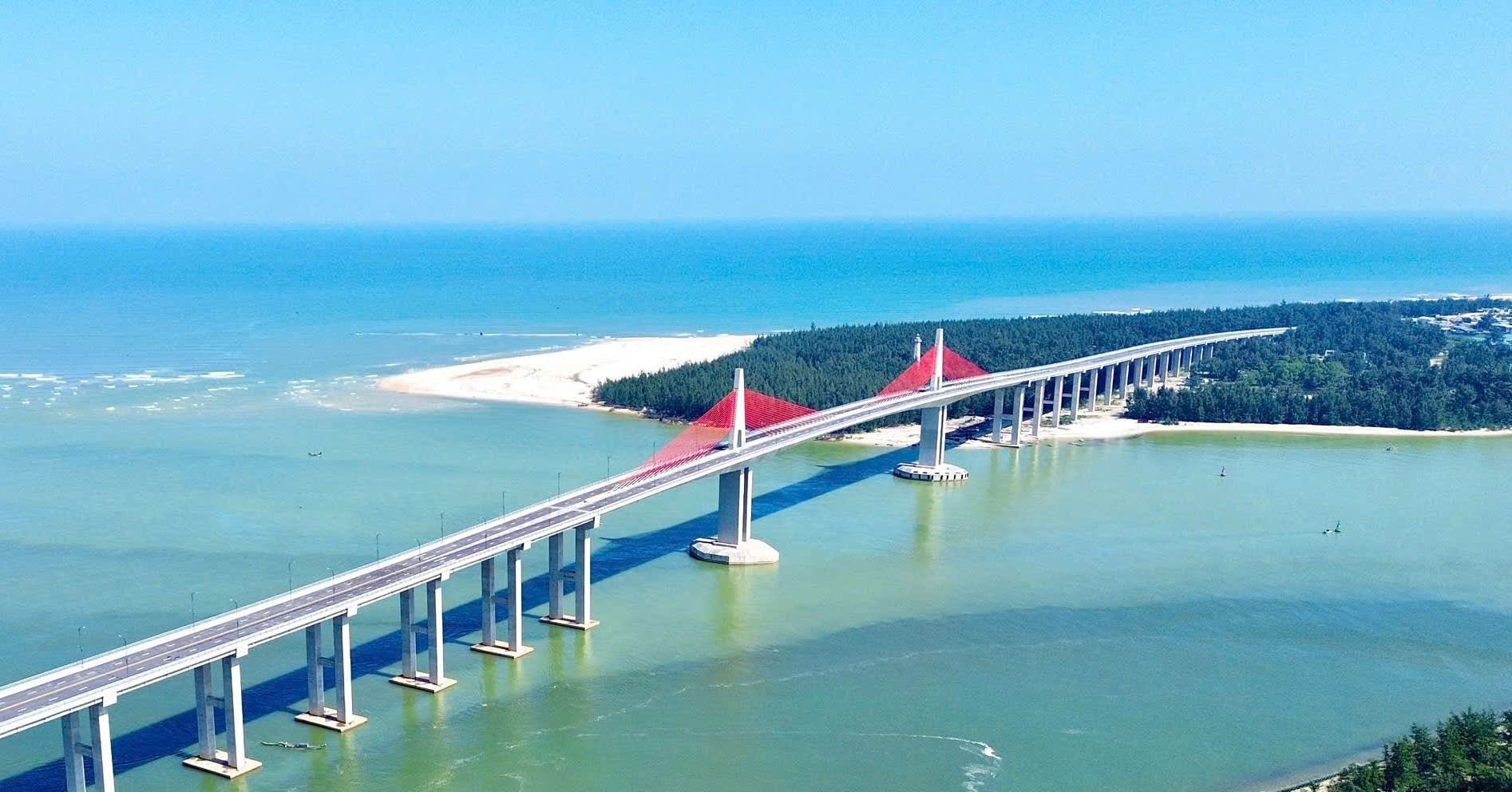 Cầu vượt cửa biển dài nhất miền Trung chính thức thông xe