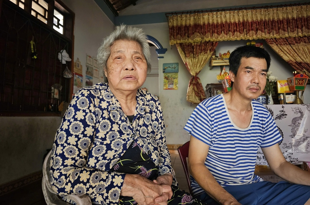 Chồng mắc ung thư máu, vợ kiệt sức nuôi mẹ già và 4 con nhỏ trong cảnh túng quẫn