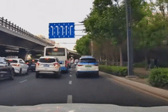 Cố băng qua đường giữa dòng xe ùn tắc, người đi bộ bị ô tô tông ngã