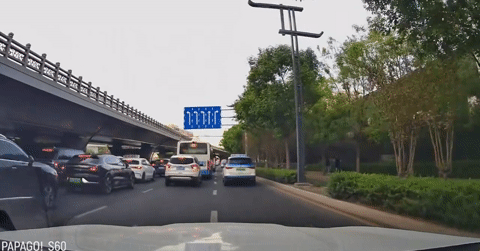Cố băng qua đường giữa dòng xe ùn tắc, người đi bộ bị ô tô tông ngã
