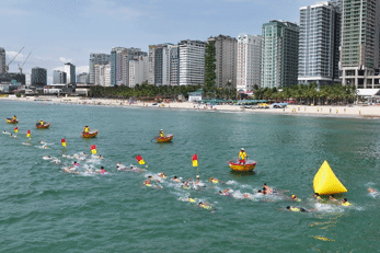 Cứu hộ viên các bãi biển du lịch tranh tài trên biển Đà Nẵng