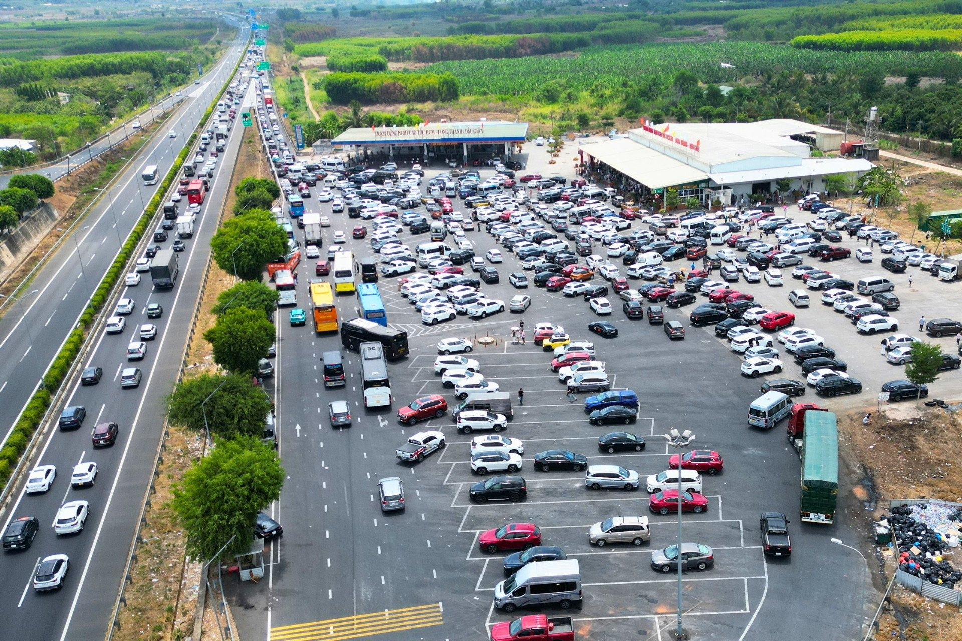 Dòng ô tô xếp hàng dài 8km trên cao tốc, trạm dừng nghỉ cũng quá tải
