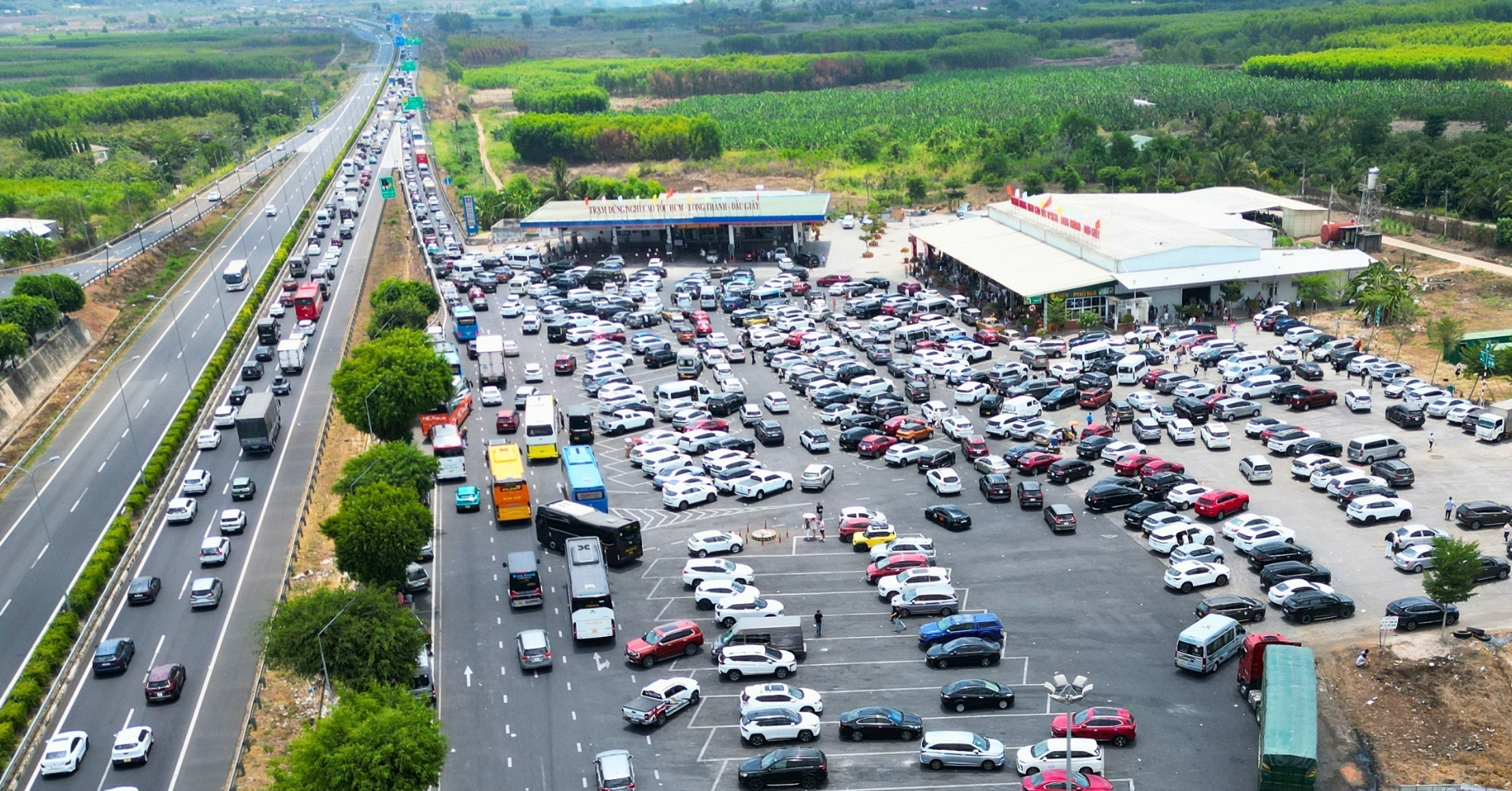 Dòng ô tô xếp hàng dài 8km trên cao tốc, trạm dừng nghỉ cũng quá tải