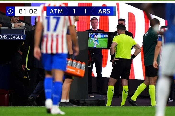 Giải thích lý do trọng tài ‘bẻ còi’ trận Atletico 1-1 Arsenal