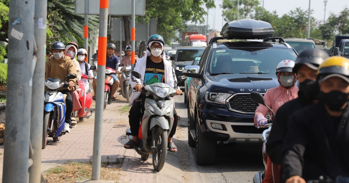 Giao thông tê liệt dưới nắng gắt, người dân vất vả rời TPHCM ngày đầu nghỉ lễ