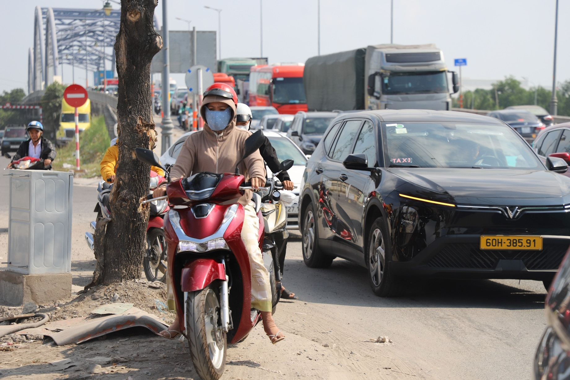 Giao thông tê liệt dưới nắng gắt, người dân vất vả rời TPHCM ngày đầu nghỉ lễ