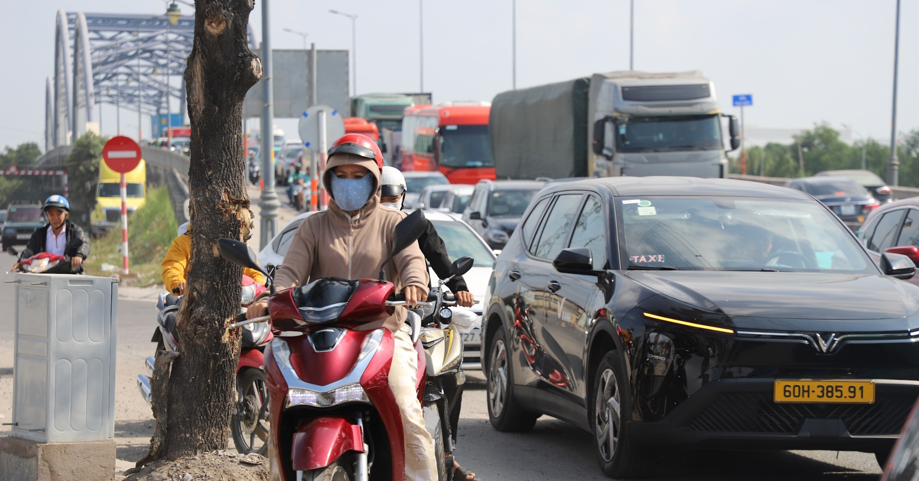 Giao thông tê liệt dưới nắng gắt, người dân vất vả rời TPHCM ngày đầu nghỉ lễ