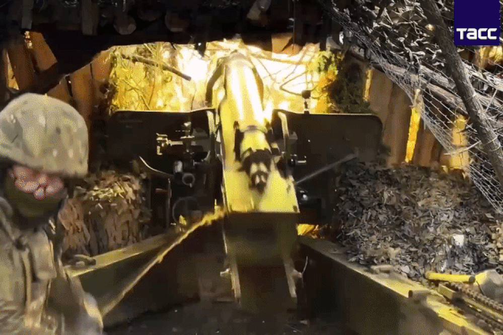 Hình ảnh pháo từ thập niên 1950 bắn phá vị trí quân Ukraine ở Kharkiv