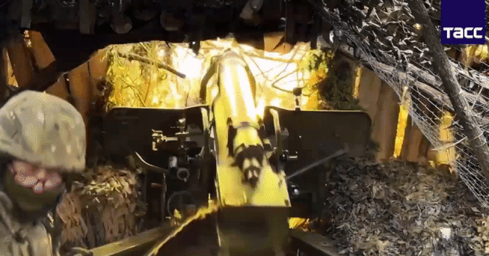 Hình ảnh pháo từ thập niên 1950 bắn phá vị trí quân Ukraine ở Kharkiv