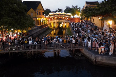 Hội An đông kín về đêm, du khách 'nhích từng bước' tham quan phố cổ