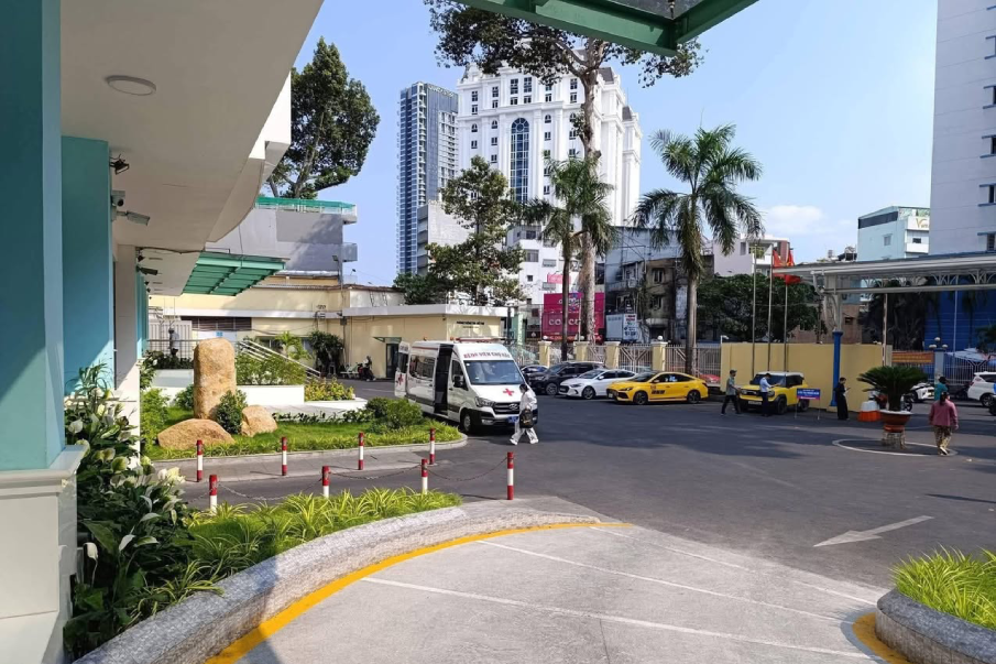 Khoảnh khắc hơn cả điện ảnh, bác sĩ tim mạch rời xe cấp cứu, chạy như bay về phòng mổ