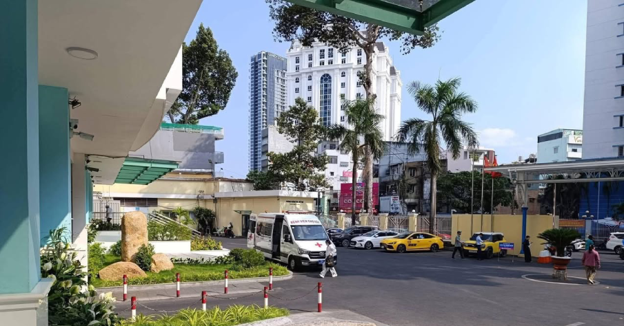 Khoảnh khắc hơn cả điện ảnh, bác sĩ tim mạch rời xe cấp cứu, chạy như bay về phòng mổ