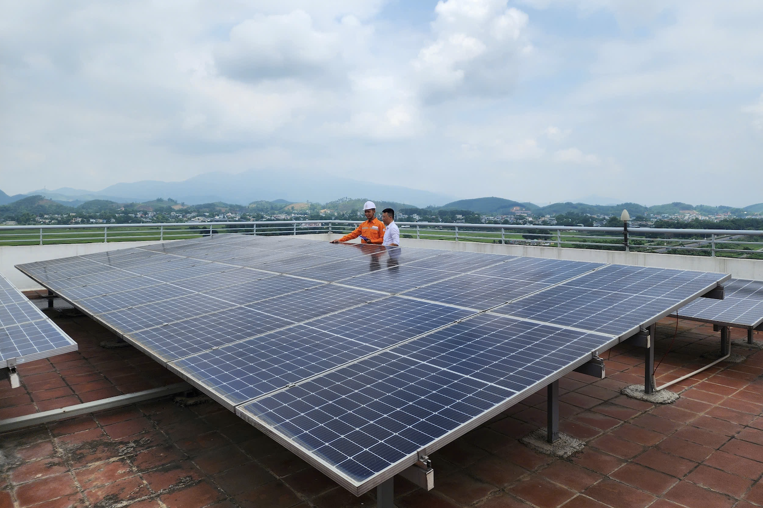  Bản tin sáng 30/4: Giá điện 3.460 đồng/kWh, hộ dân đua lắp điện mặt trời mái nhà  episode artwork