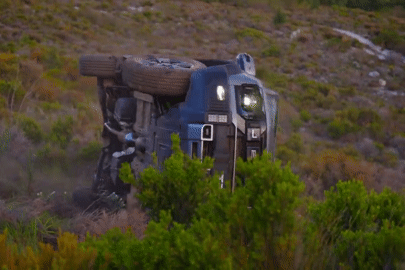 Mẫu xe SUV hybrid bị đẩy xuống vách đá để phô diễn độ an toàn