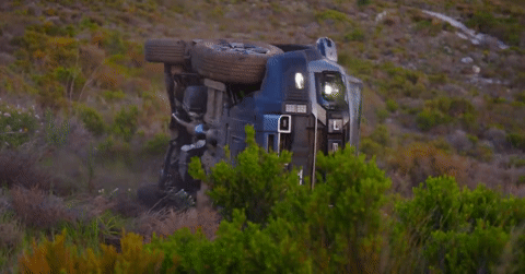 Mẫu xe SUV hybrid bị đẩy xuống vách đá để phô diễn độ an toàn