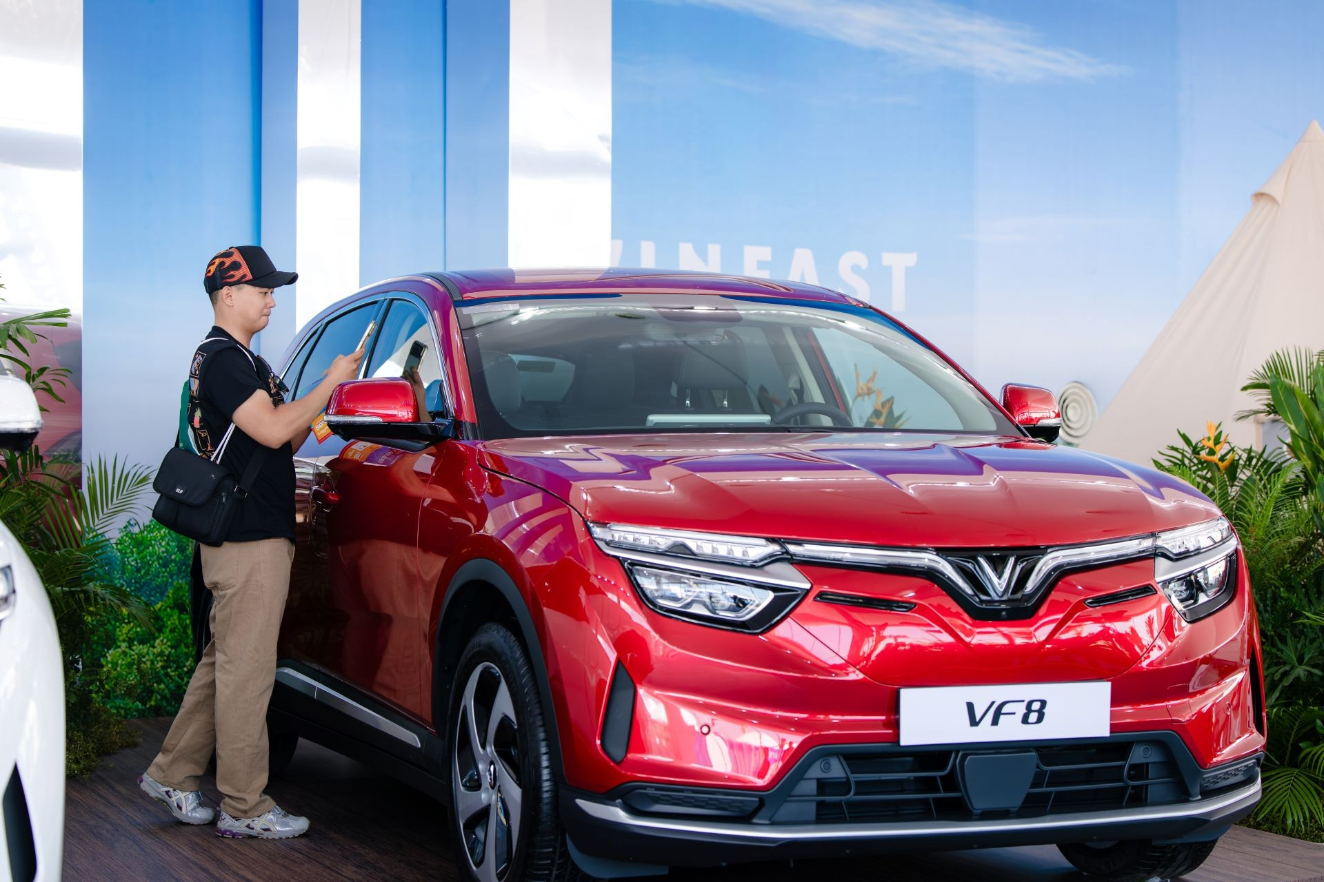 Người dân TP.HCM “đổ bộ’ Cần Giờ trải nghiệm xe điện VinFast