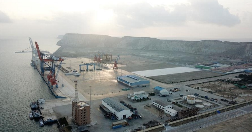 Pakistan mở hành lang trên bộ đến Iran giữa lúc eo biển Hormuz tắc nghẽn