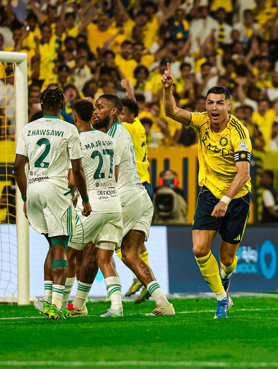 https://static-images.vnncdn.net/vps_images_publish/000001/000003/2026/4/30/ronaldo-al-nassr-183.jpg