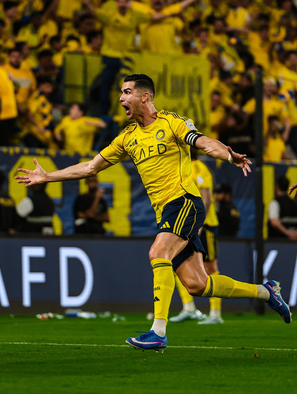 https://static-images.vnncdn.net/vps_images_publish/000001/000003/2026/4/30/ronaldo-al-nassr-2-184.jpg