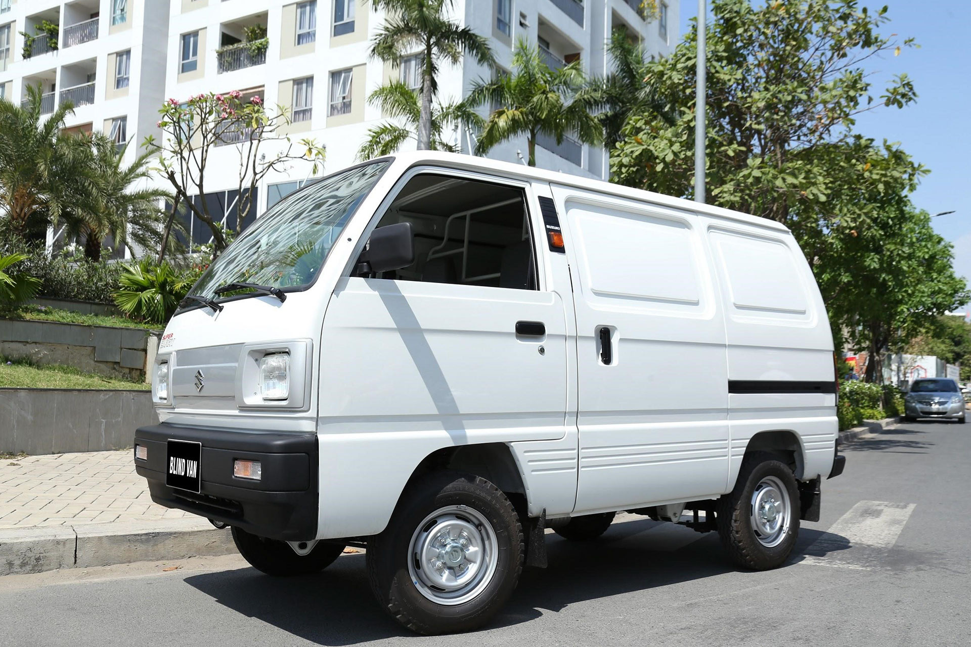 4 mẫu xe ô tô hàng chục năm không thay đổi thiết kế suzuki super carry blind van 1.jpg