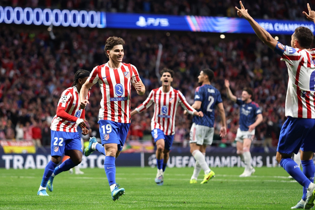 HLV Simeone "nổi đóa" với sao Arsenal sau trận đấu 1 truc tiep atletico madrid 1 1 arsenal alvarez go hoa h2 124