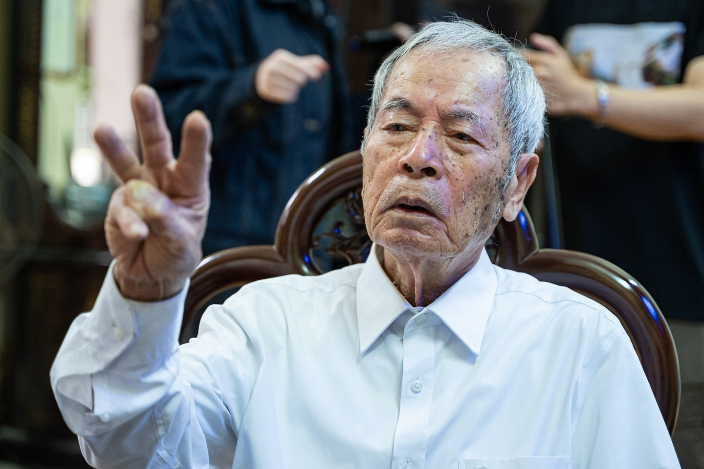 Trung tá 97 tuổi ở Hà Nội: Ngày đi bộ 3 tiếng, ăn 1 món suốt 16 năm